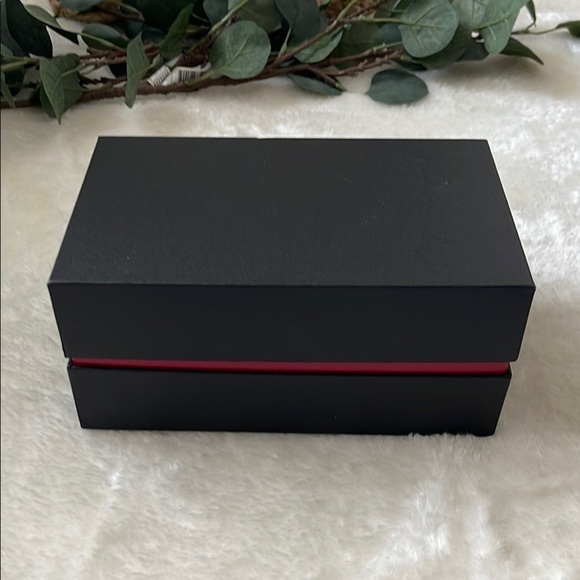 Sleek Black GPS Navigation System - Picture 14 of 14